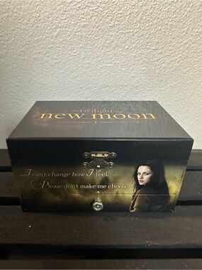 The Twilight Saga New Moon Music Jewelry Box - Black and Gold